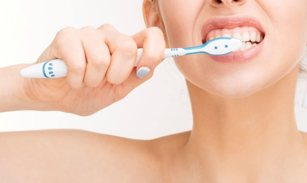 Vệ sinh răng tạm sạch sẽ mỗi ngày để bảo vệ sức khỏe răng miệng