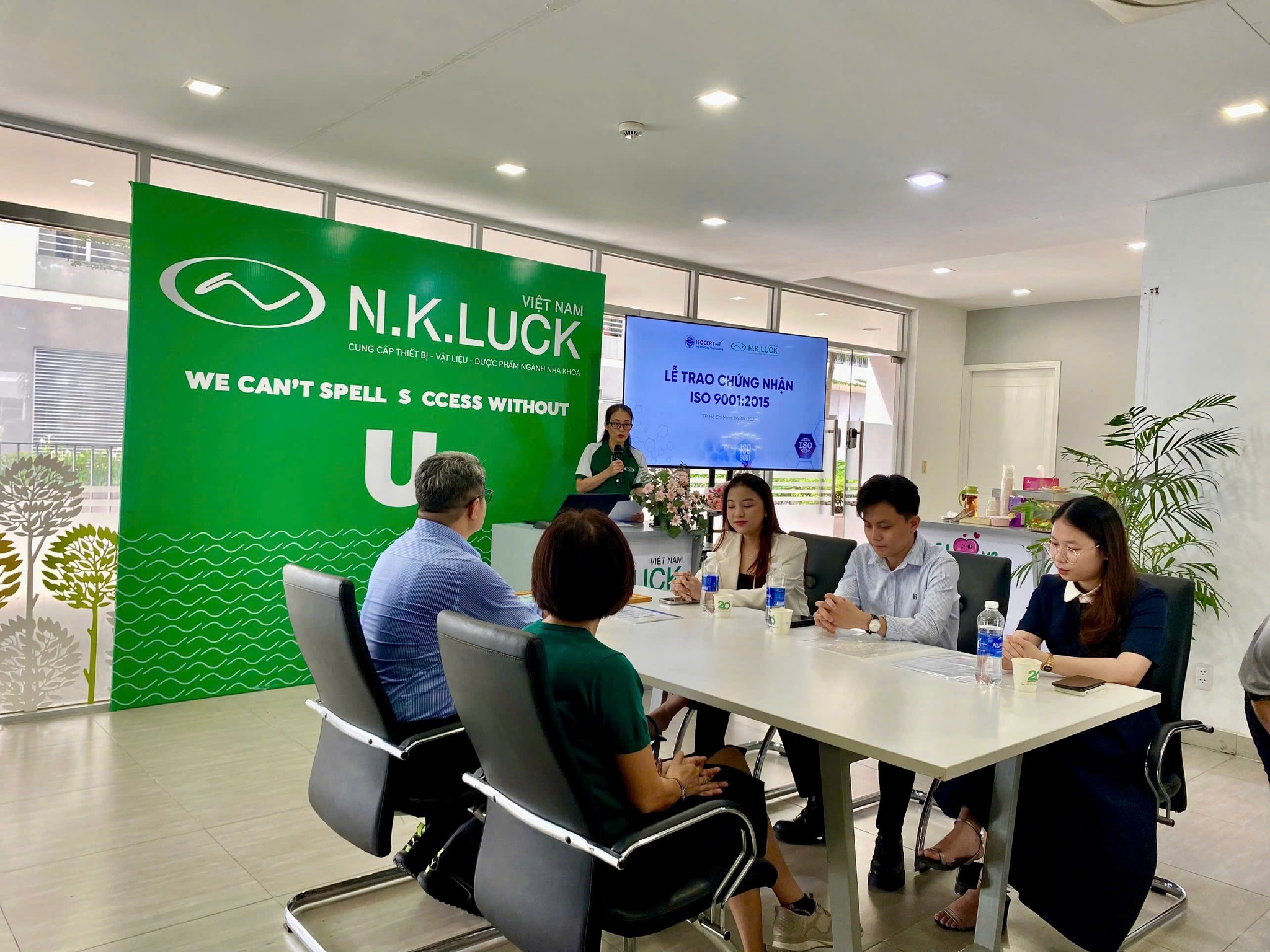 Buổi lễ trao nhận chứng nhận ISO 9001:2015 cho NK Luck Việt Nam