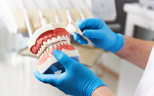 Sau khi lắp răng giả, người dùng cần tuân thủ tuyệt đối các chỉ định và hướng dẫn của bác sĩ