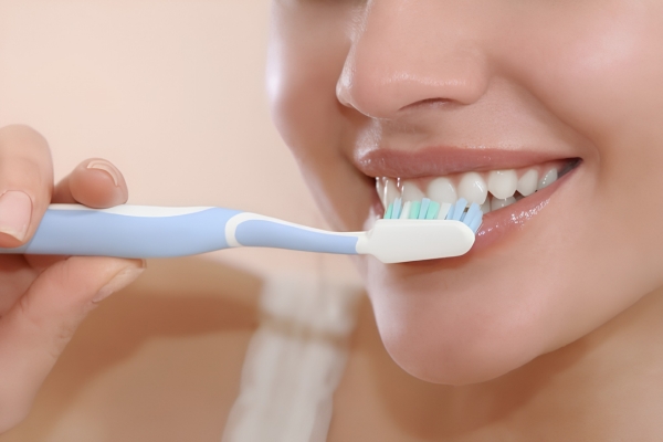 Vệ sinh răng miệng sạch sẽ trước khi đeo máng