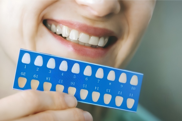 Răng sứ có thể đạt màu sắc và độ trong mờ gần giống răng thật