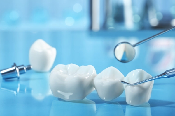 Tìm hiểu các loại răng sứ phổ biến hiện nay
