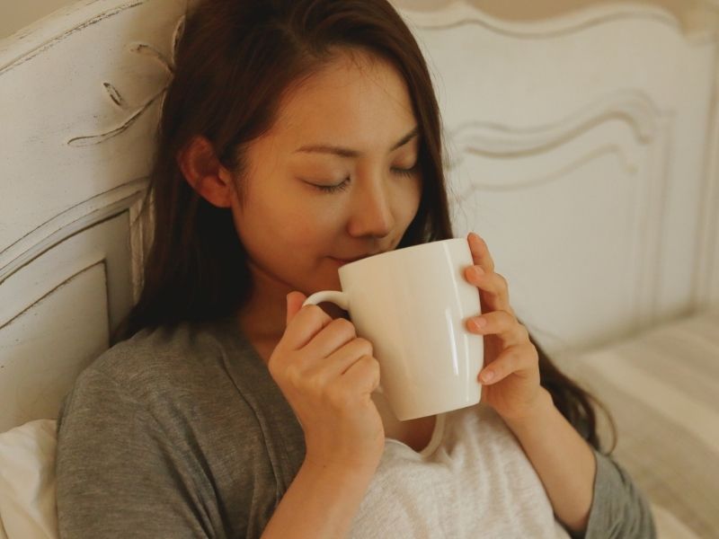 Uống sữa ấm hoặc sữa nghệ trước khi ngủ