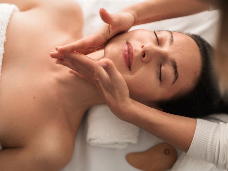 Massage cơ hàm và thái dương
