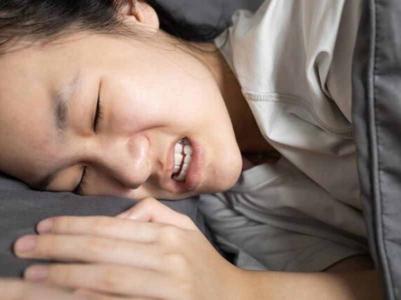 Mẹo chữa nghiến răng dân gian hiệu quả khi triệu chứng nhẹ do stress tạm thời