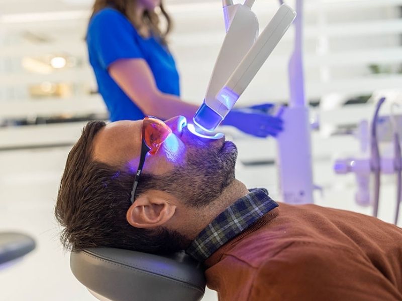 Hướng dẫn cách dùng đèn tẩy trắng răng nha khoa đúng kỹ thuật