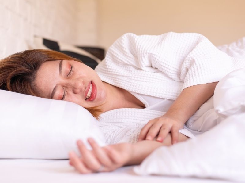 Nghiến răng trong lúc ngủ là tình trạng hàm răng vô thức cọ xát