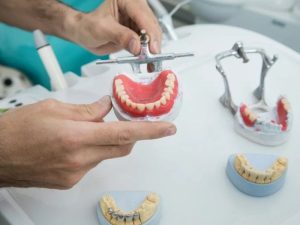 Tìm hiểu ưu nhược điểm của răng giả tháo lắp