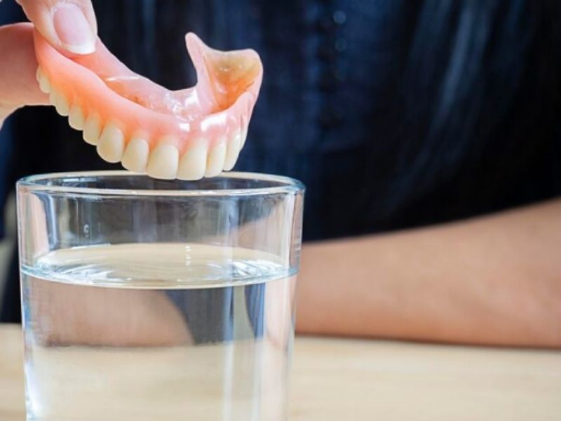 Cách sử dụng và chăm sóc răng giả tháo lắp