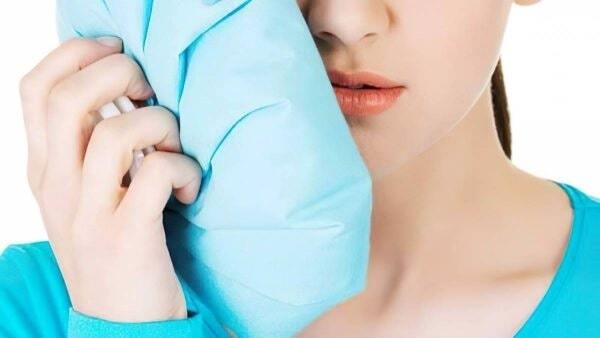 Cách trị sưng nướu răng tại nhà bằng chườm đá lạnh