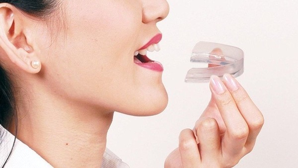 Hàm chống nghiến răng giúp giảm tiếng nghiến răng khó chịu, cải thiện giấc ngủ