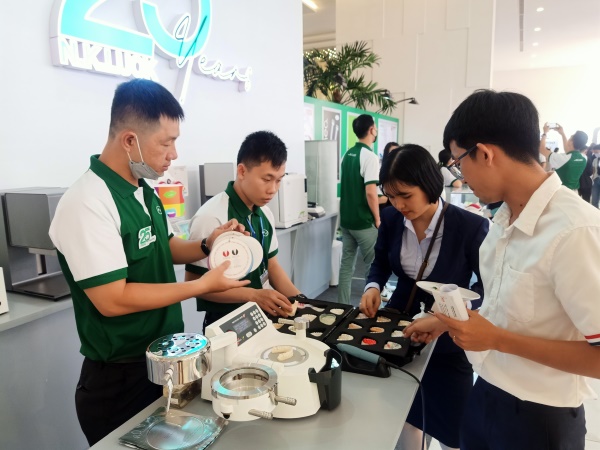 N.K.LUCK với nhiều năm kinh nghiệm cung cấp trang thiết bị và vật liệu dược phẩm nha khoa