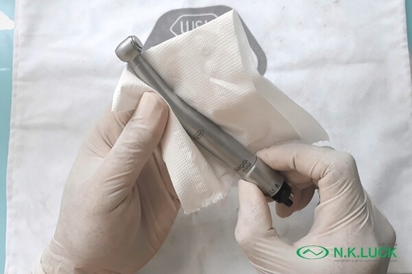 Vệ sinh khử khuẩn các thiết bị ghế nha khoa