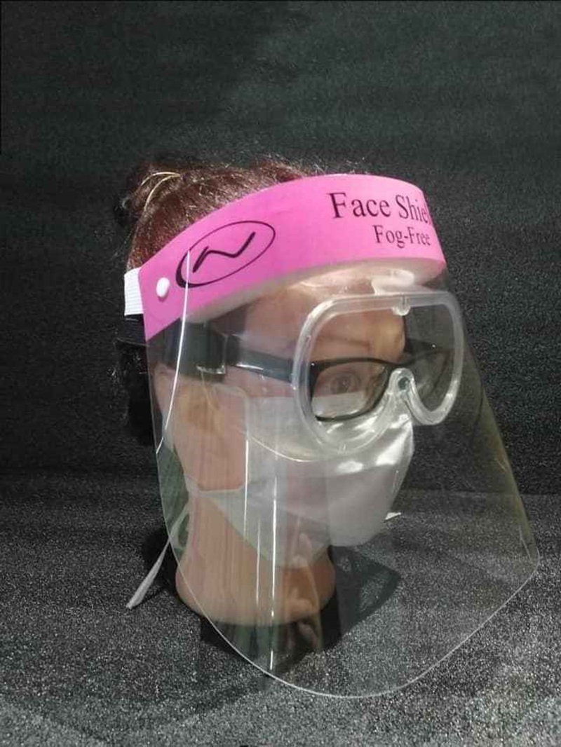 Trang bị Face Shield trước khi làm sạch tay khoan
