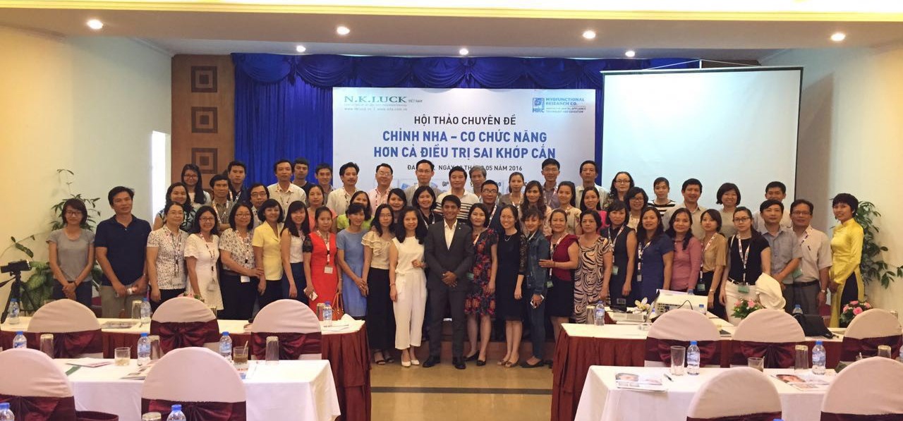 Bác sĩ, nha sĩ khu vực miền Trung chụp ảnh lưu niệm cùng bác sĩ Gamaliel Urbi