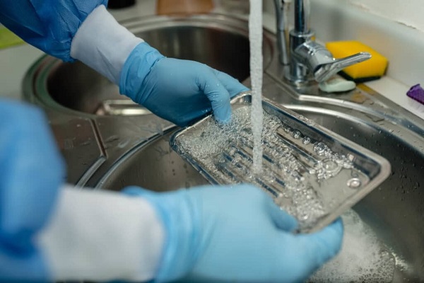 Rửa sạch dụng cụ nha khoa trước khi cho vào nồi hấp